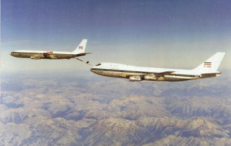Boeing 707 refueling tanker 747